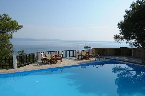 Heos Studios & Apartments